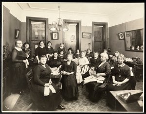 Un círculo de costura de mujeres en 157 East 94th Street, Upper East Side, Nueva York, 1920